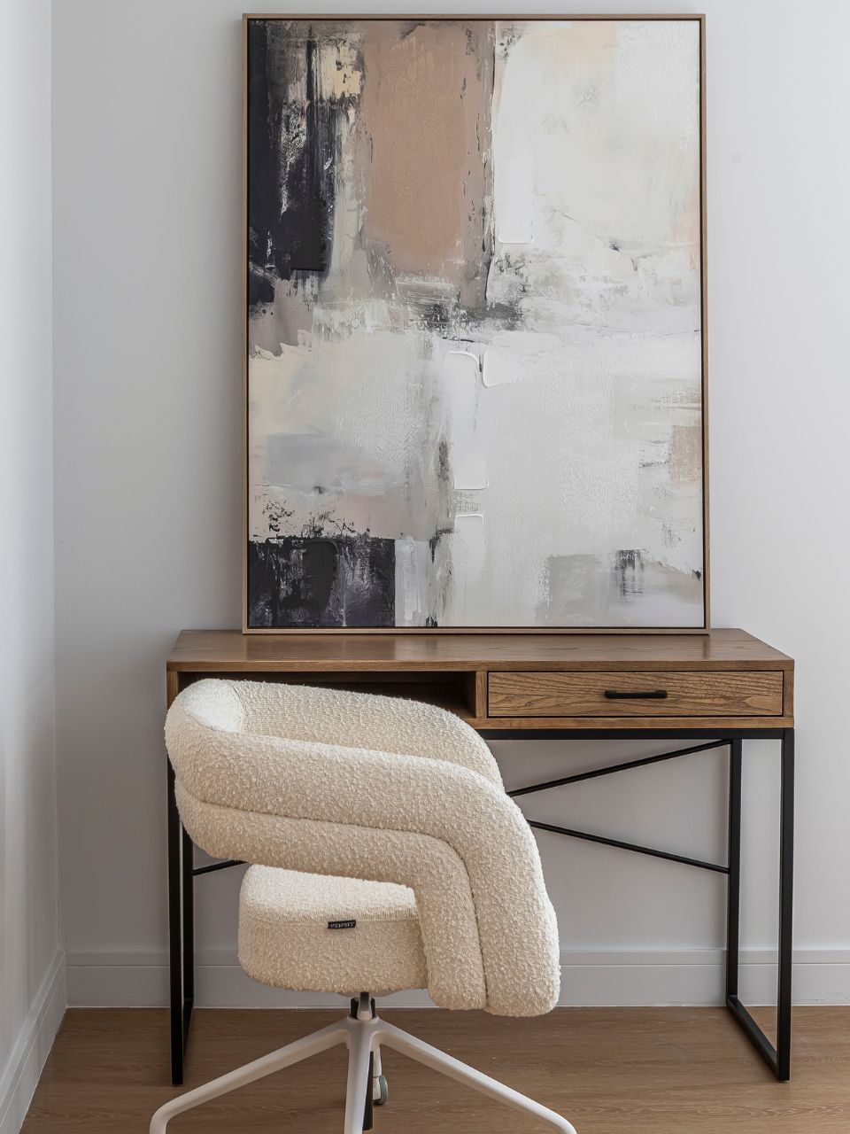 Mesa de escritorio con patas metálicas y tirador de color negro