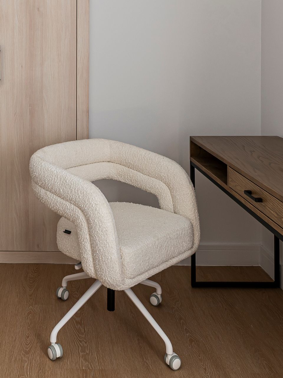 Silla blanca de escritorio en tejido borreguillo bouclé