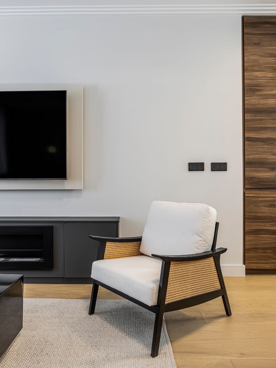 Sillón de ratán con tejido blanco acolchado