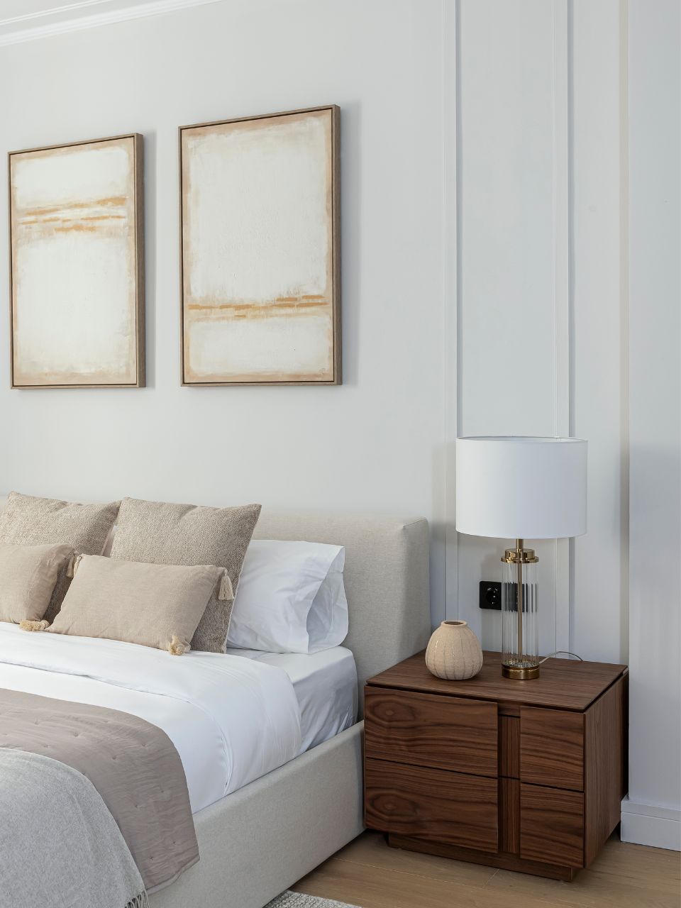 Mesita de noche en acabado de madera de nogal con detalle lineal