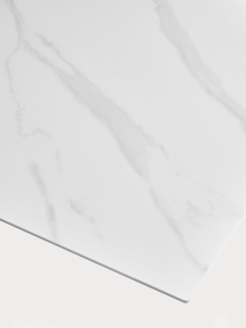 Detalle tablero de mesa de comedor rectangular en cerámica blanco.