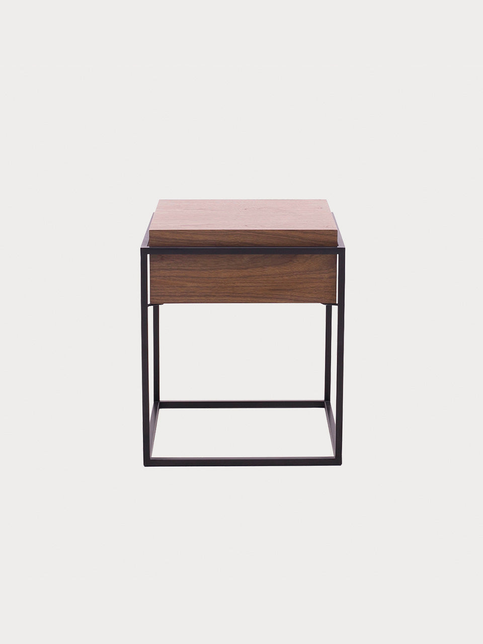 Mesa de noche de madera y estructura metalizada en negro mate en vista frontal