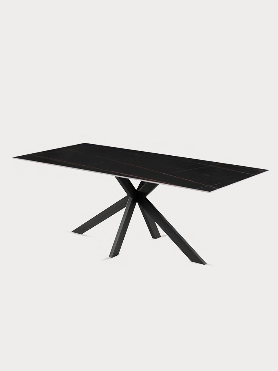 Mesa comedor rectangular con tablero de cerámica veteado negro y patas metálicas en vista lateral.
