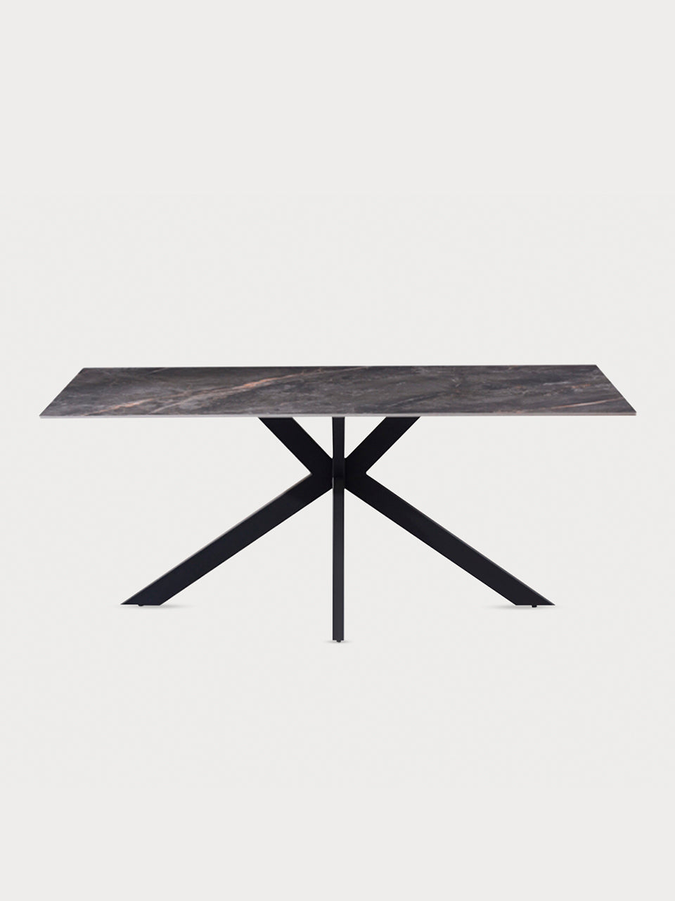 Mesa comedor rectangular con tablero de cerámica veteado gris y patas metálicas en vista frontal.