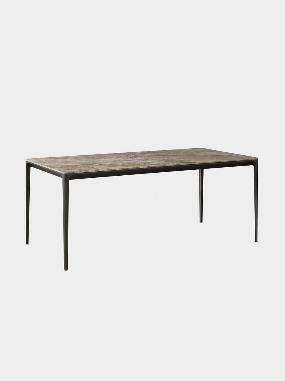 Mesa de comedor de cerámica y patas de acero