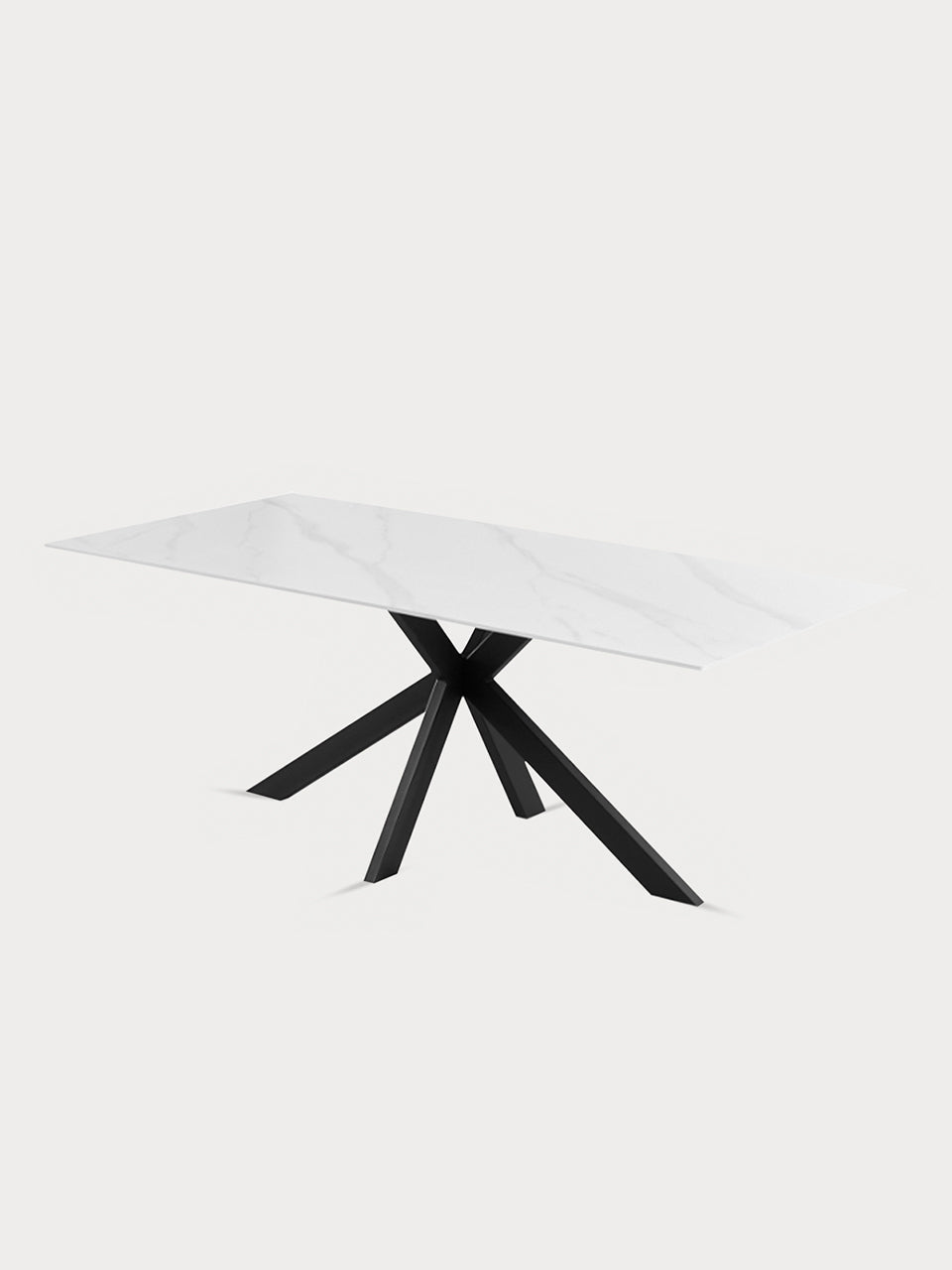 Mesa de comedor rectangular con tablero de cerámica blanca y patas metálicas negras.