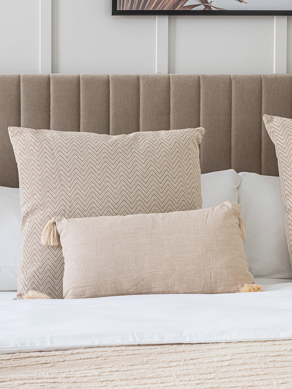 Cojín de color beige con detalles de borlas en las esquinas 30 x 50 cm con relleno incluido