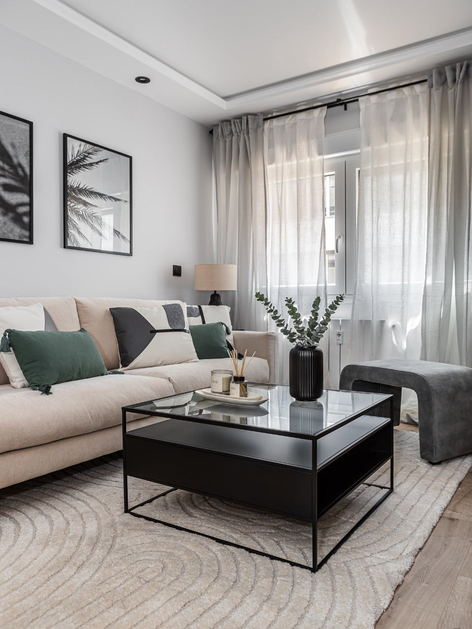 Mesa de centro metálica en salón