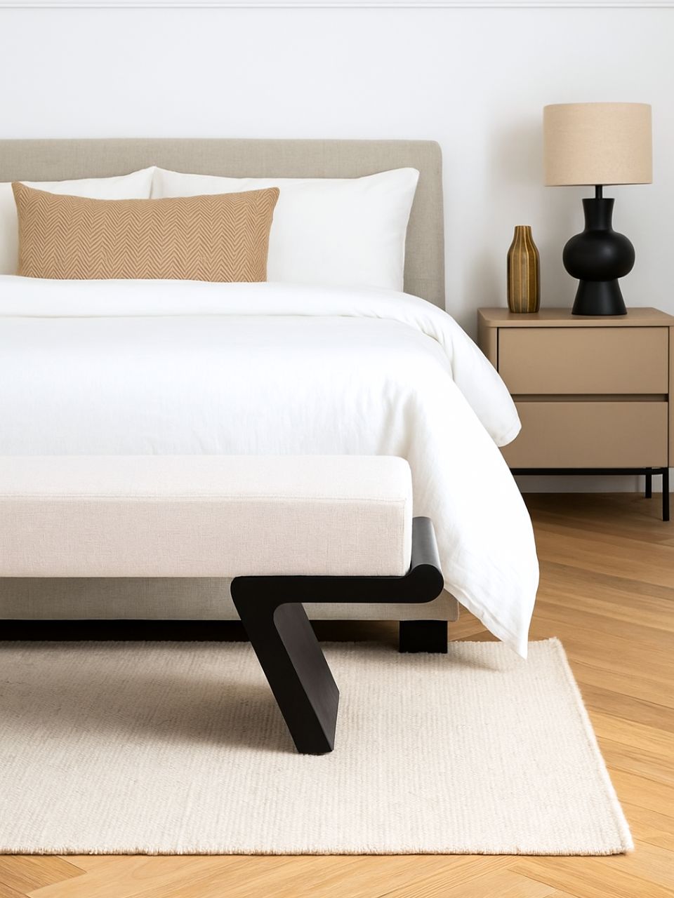 Banco rectangular tejido tela blanca y patas de madera negra 