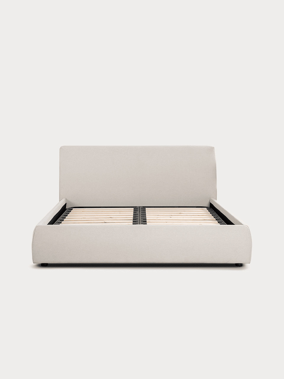 Cama tapizada en tejido beige en vista frontal.