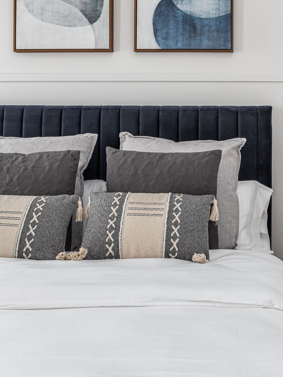 Cojín rectangular tejido en color azul y blanco 30 x 50 cm con relleno incluido