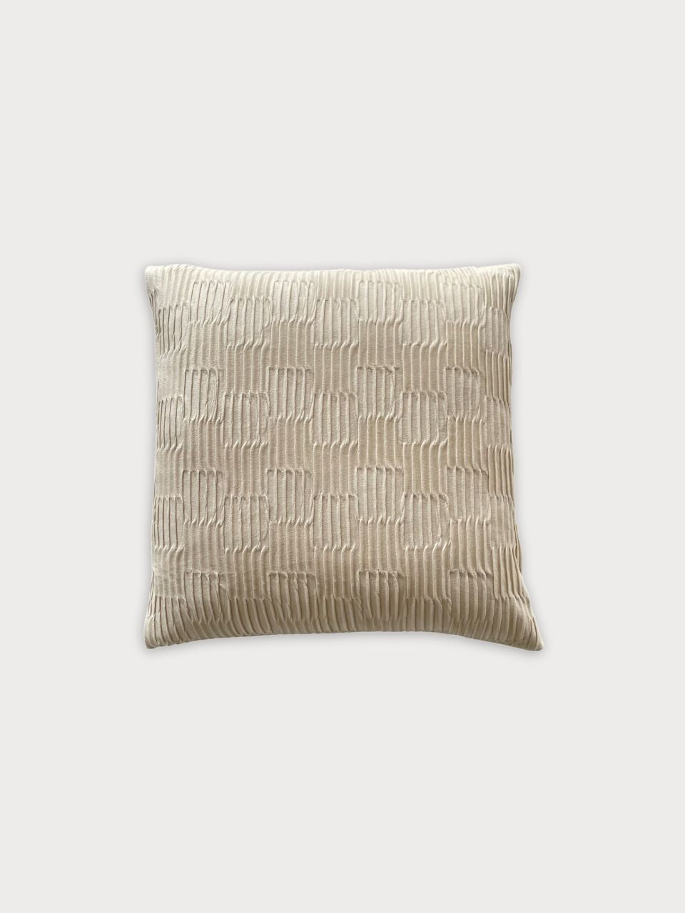 Cojín cuadrado beige con texturas con relleno incluido.