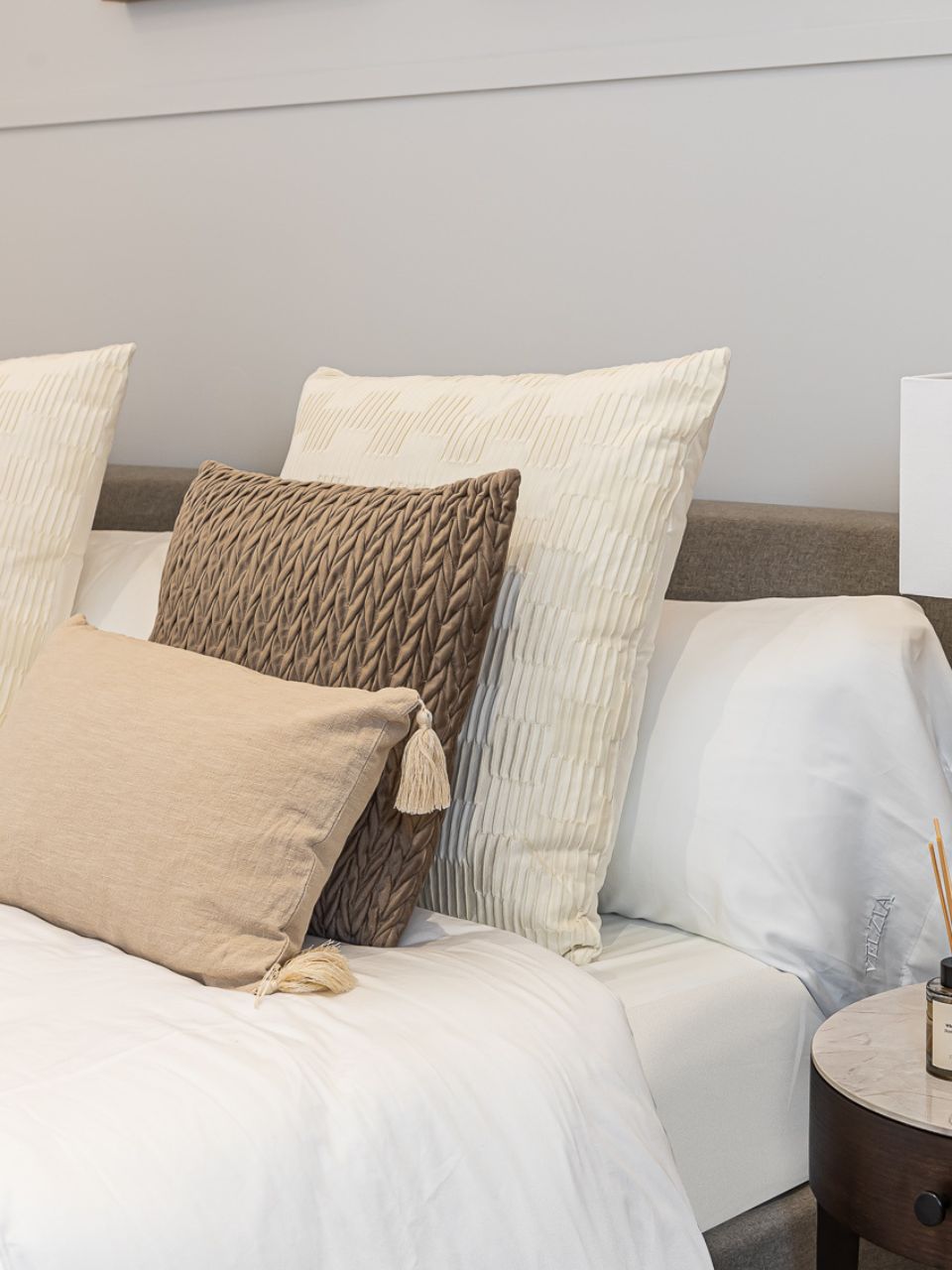 Cojín cuadrado beige con texturas 45 x 45 cm con relleno incluido