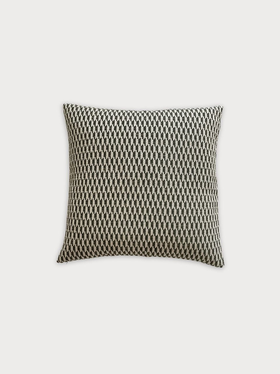 Cojín cuadrado con estampado blanco y negro con relleno incluido