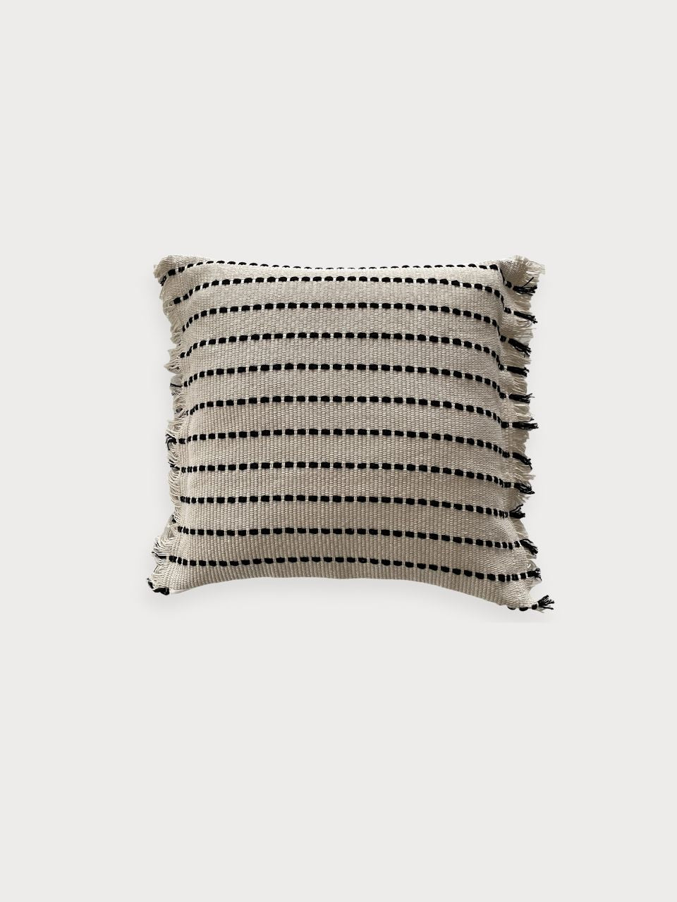 Cojín cuadrado en tejido beige con bordado negro con relleno incluido