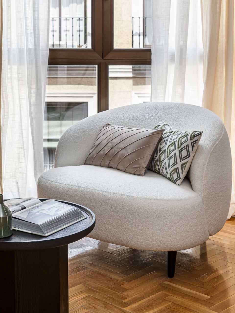 Cojín con estampado geométrico con relleno incluido