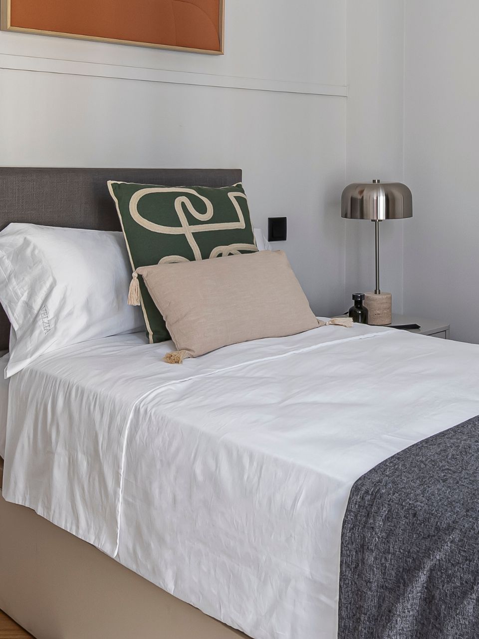 Cojín cuadrado verde con bordado beige 50 x 50 cm con relleno incluido