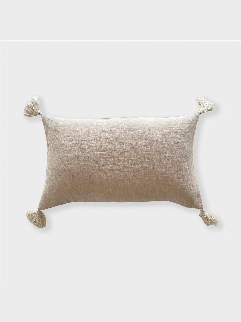 Cojín de color beige con detalles de borlas en las esquinas 30 x 50 cm con relleno incluido