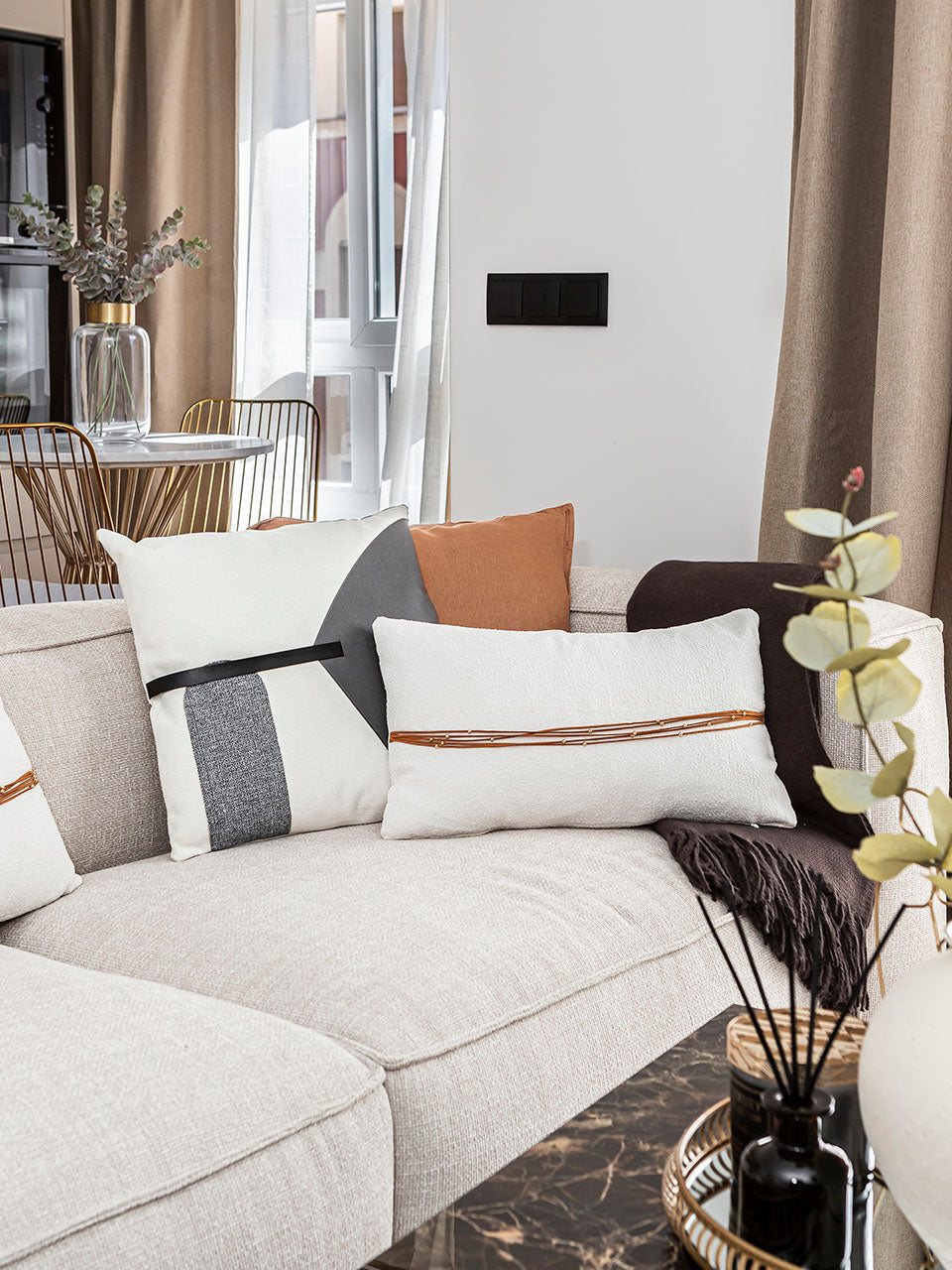 Cojín cuadrado estampado de alternas texturas 45 x 45 cm con relleno incluido