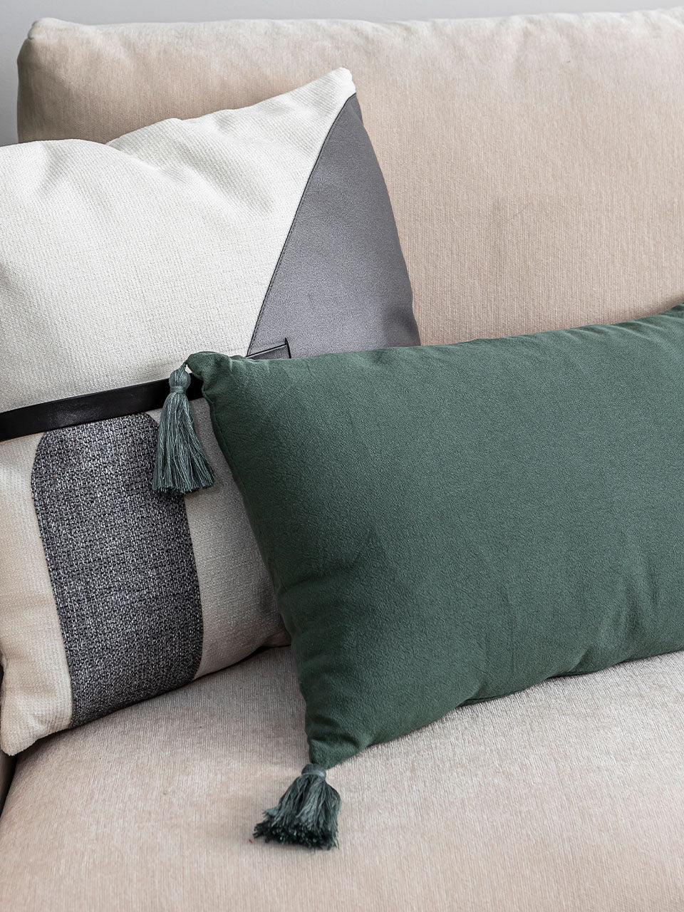 Cojín de color verde con detalles de borlas en las esquinas 30 x 50 cm con relleno incluido