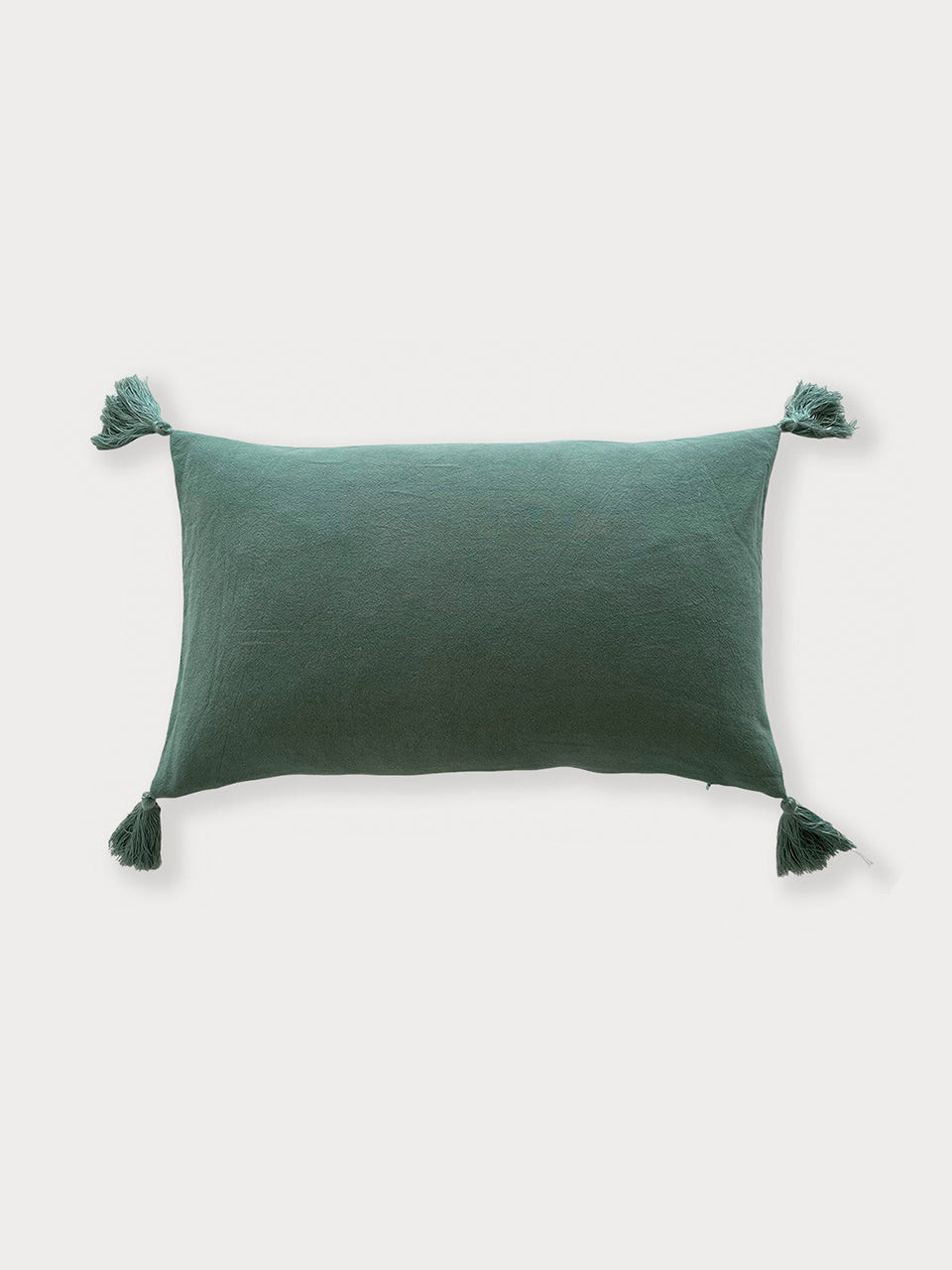 Cojín de color verde con detalles de borlas en las esquinas 30 x 50 cm con relleno incluido