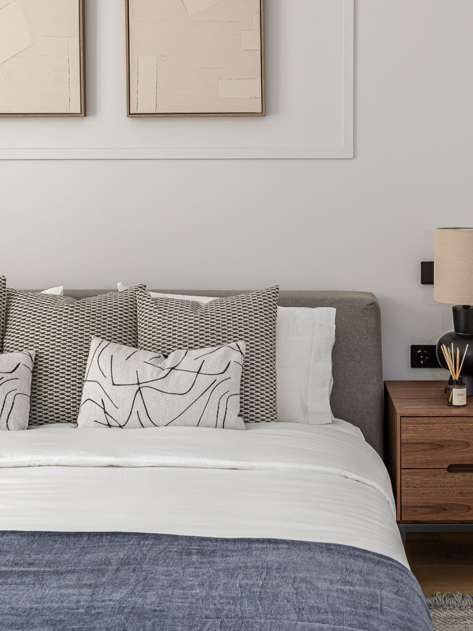 Cojín rectangular con formas lineales 30 x 50 cm con relleno incluido