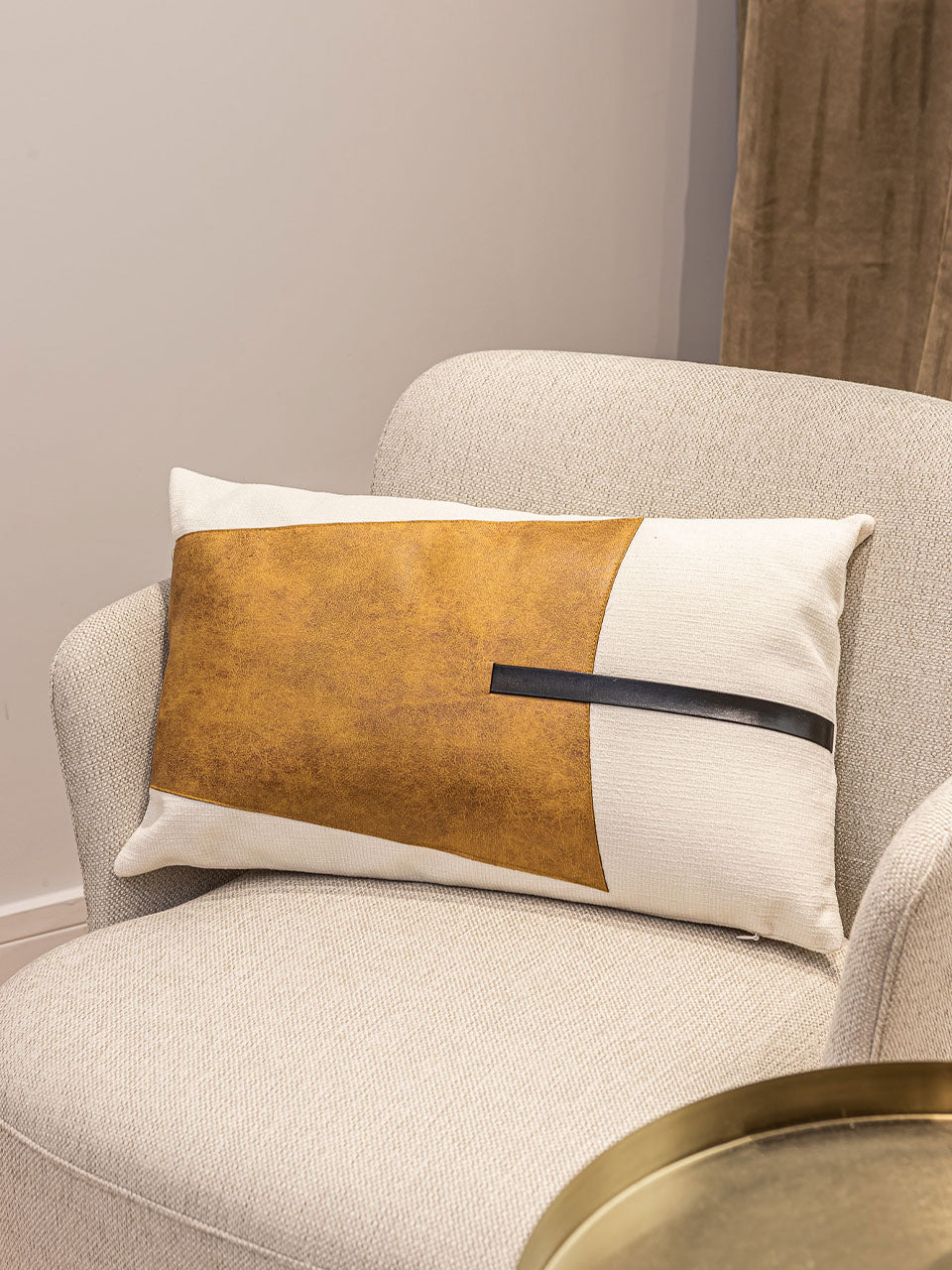 Cojín de color marrón tapizado en diversos materiales 30 x 50 cm con relleno incluido