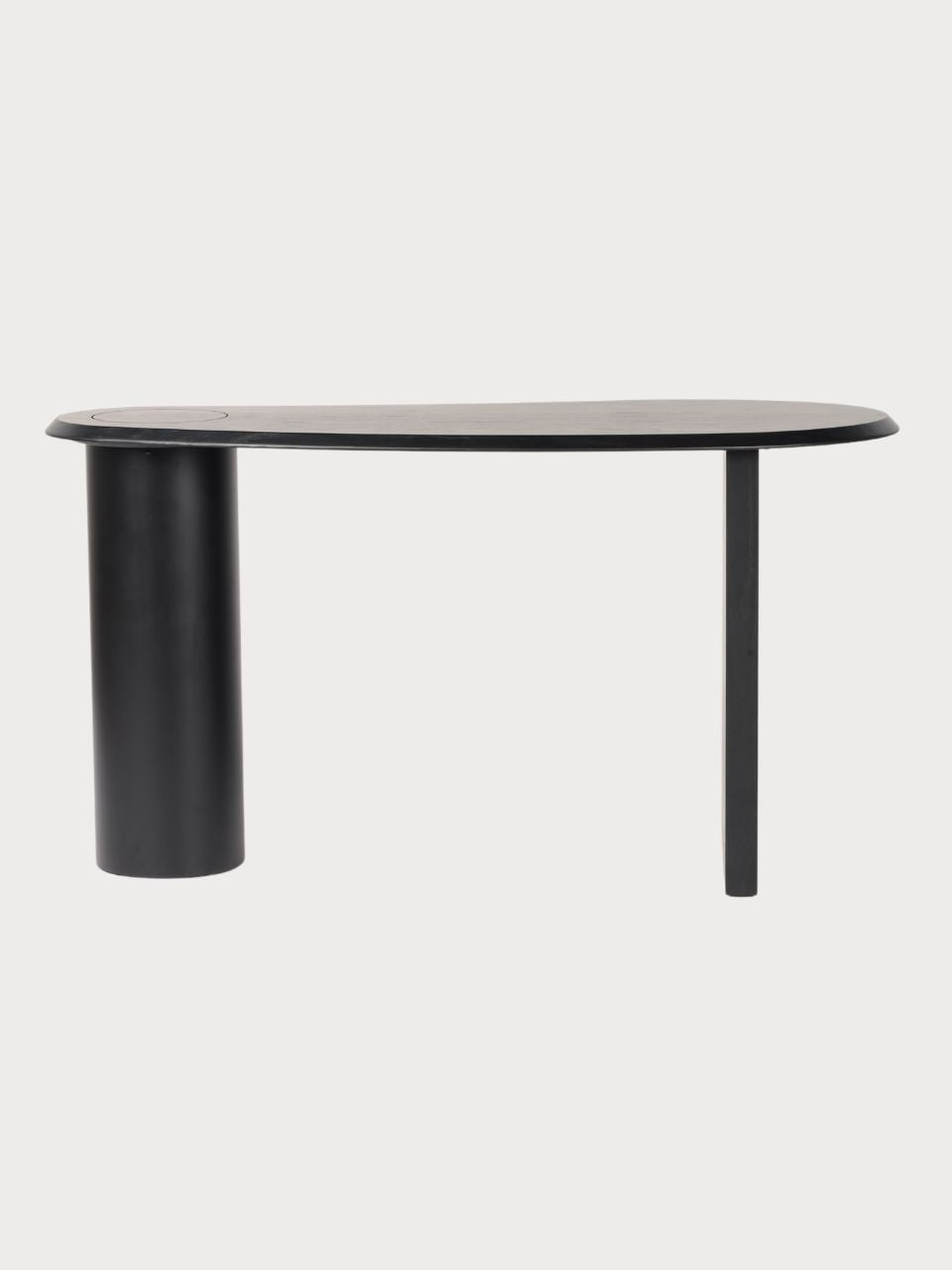 Mesa de escritorio de madera chapada negra en vista frontal.