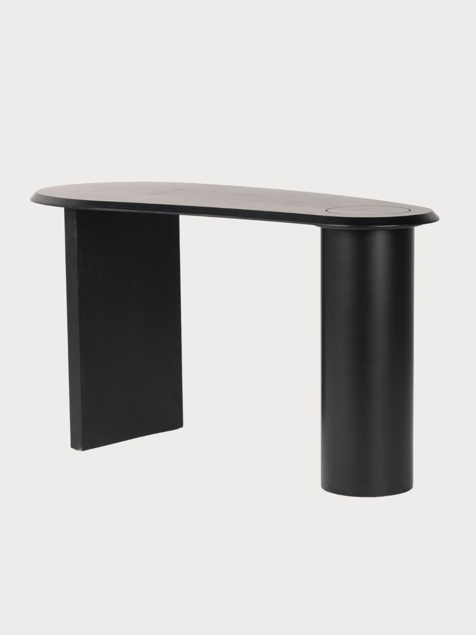 Mesa de escritorio de madera chapada negra en vista frontal lateral.