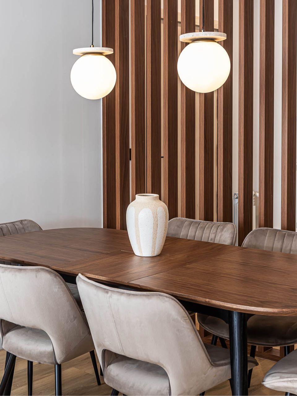 Jarrón de cerámica con franjas blancas.