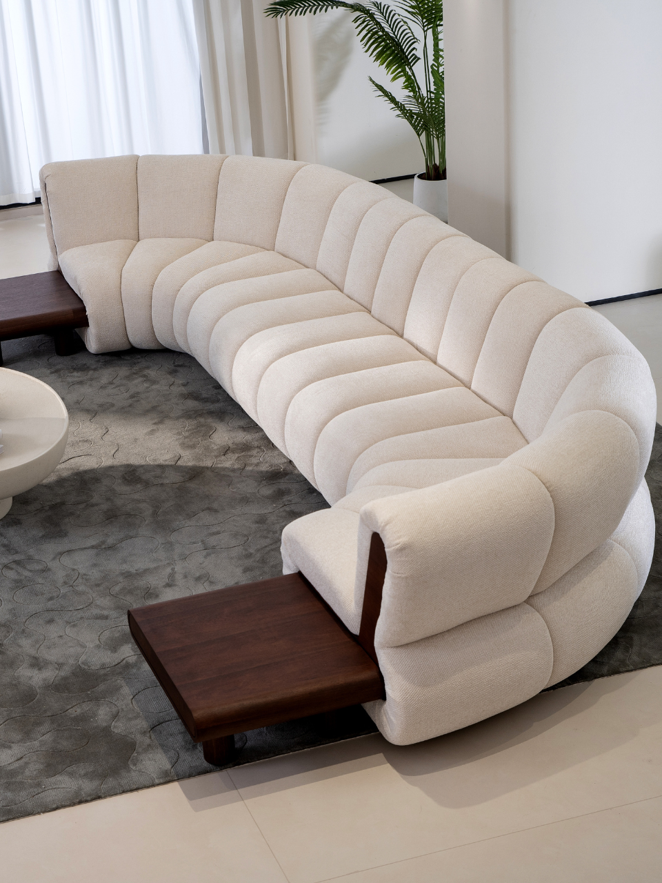 Vista lateral sofá curvo beige