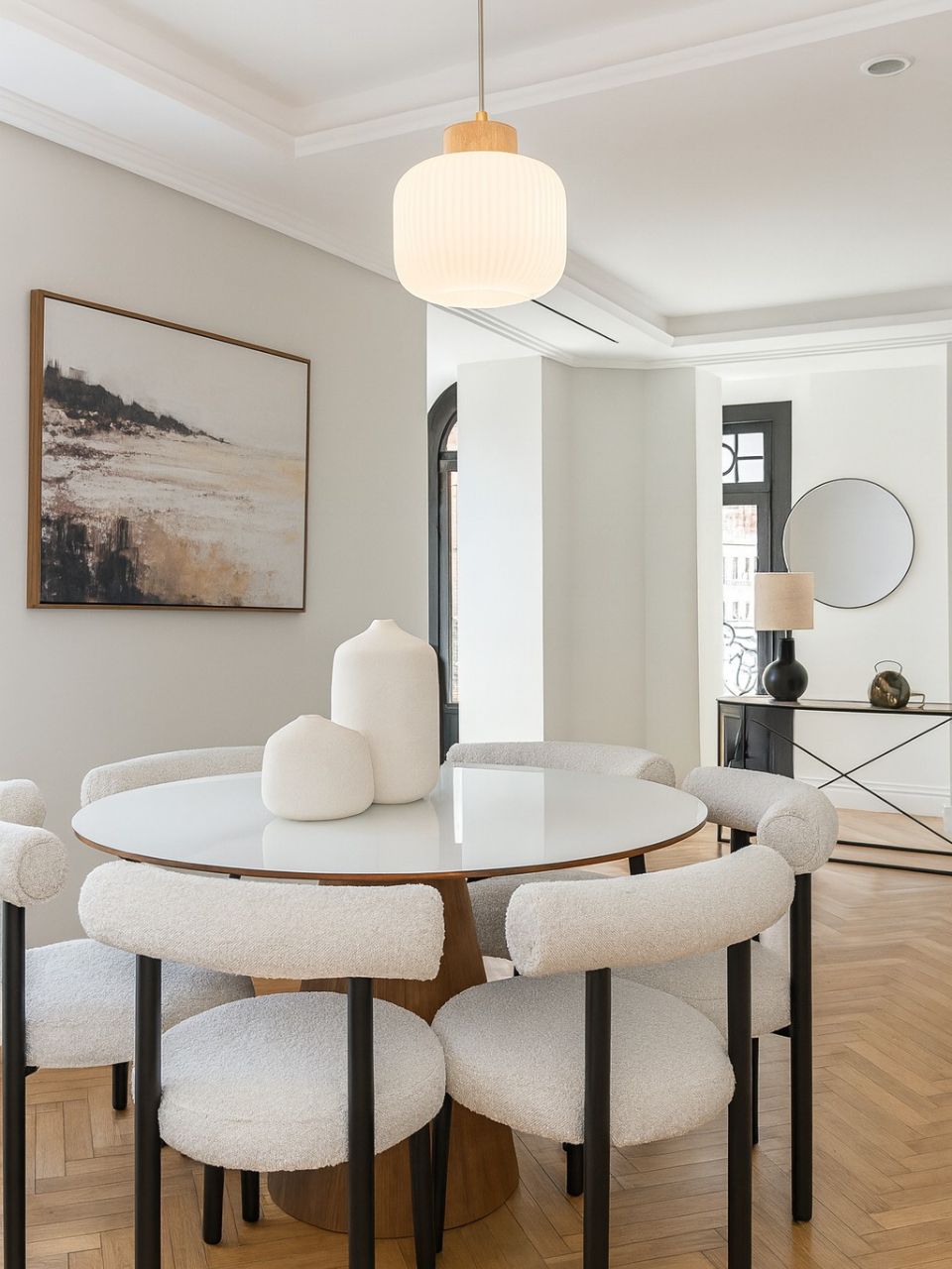 Lámpara de techo de madera y pantalla con relieve.