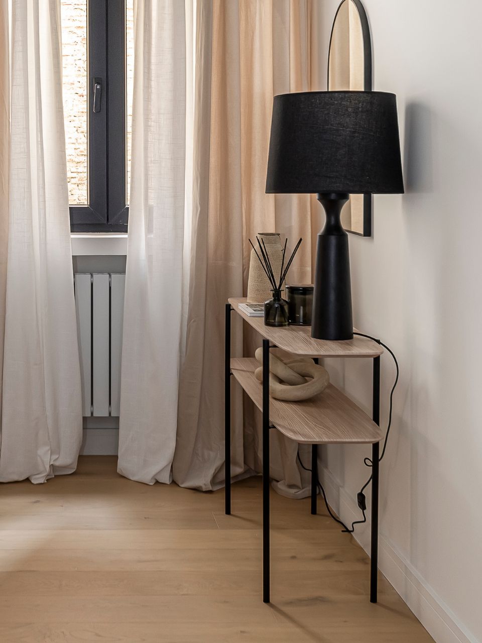 Lámpara de mesa con base de madera y pantalla tela, disponible en 2 colores.