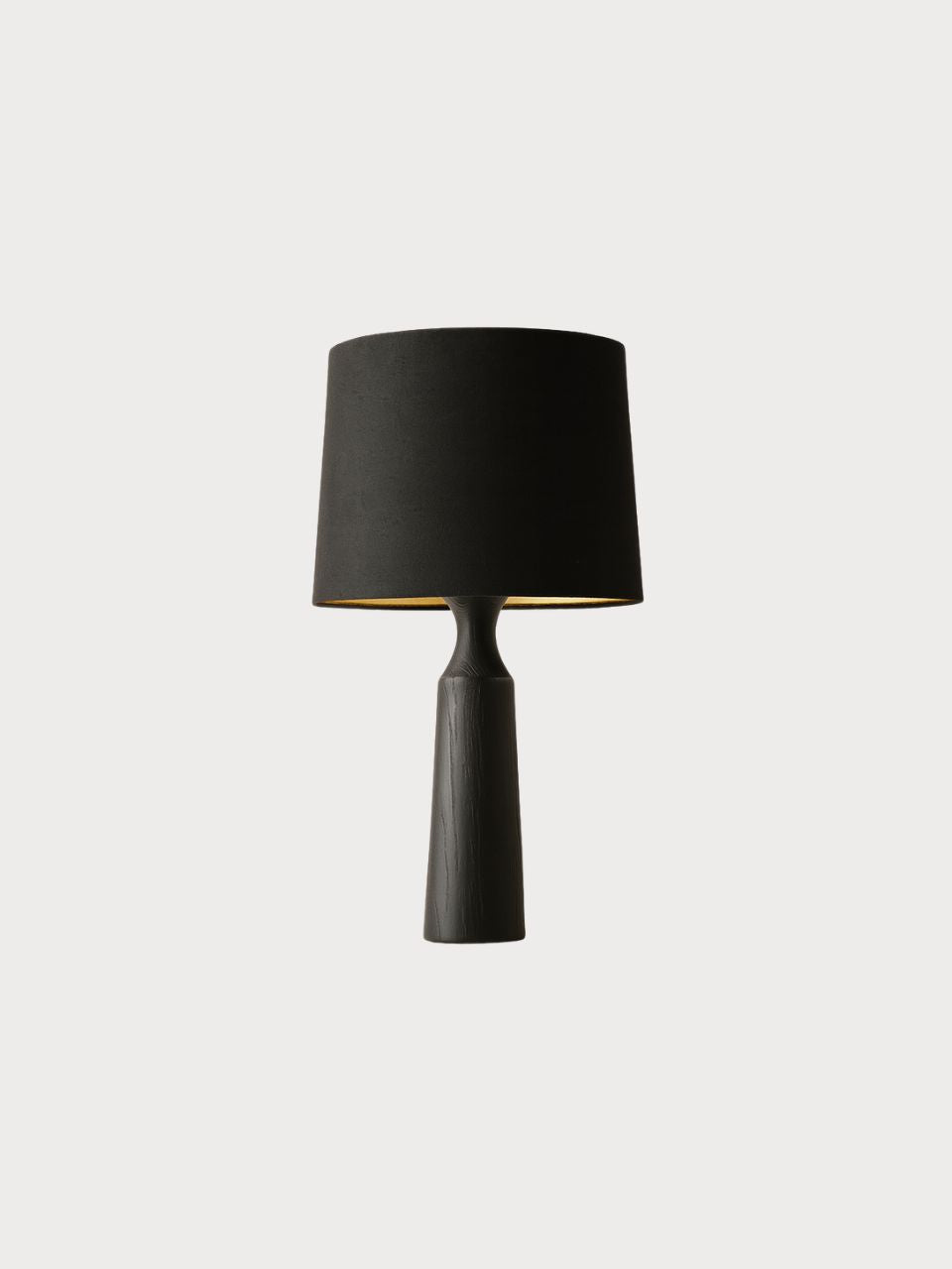 Lámpara de mesa con base de madera y pantalla tela