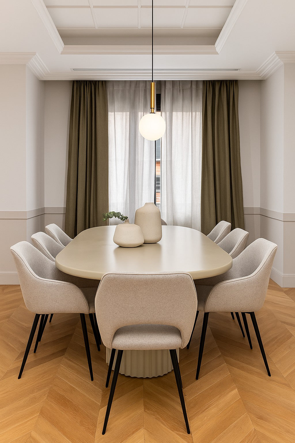 Lámpara de techo colgante con cristal glaseado y metal dorado.