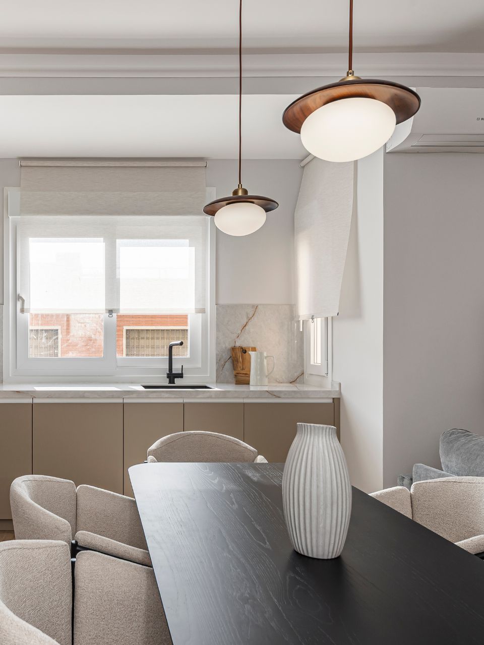 Lámpara de techo de cristal glaseado y nogal.