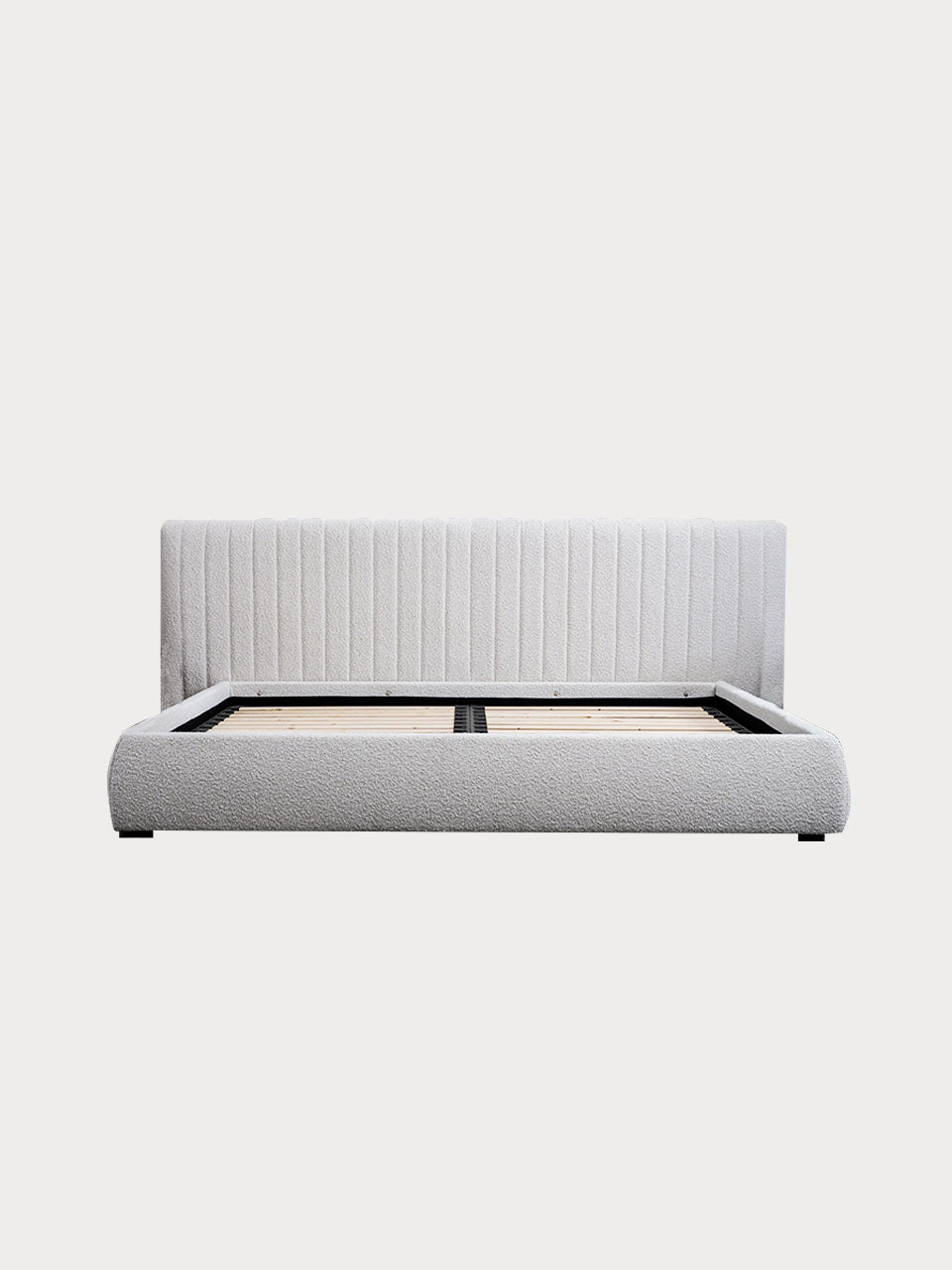 Cama tapizada con cabecero en tejido bouclé beige, disponible en 3 tamaños