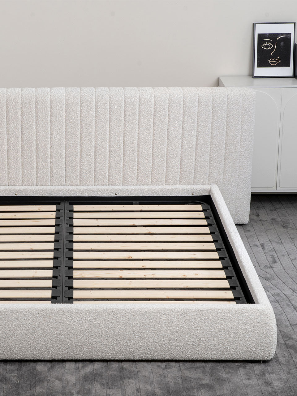 Cama tapizada con cabecero en tejido bouclé beige, disponible en 3 tamaños