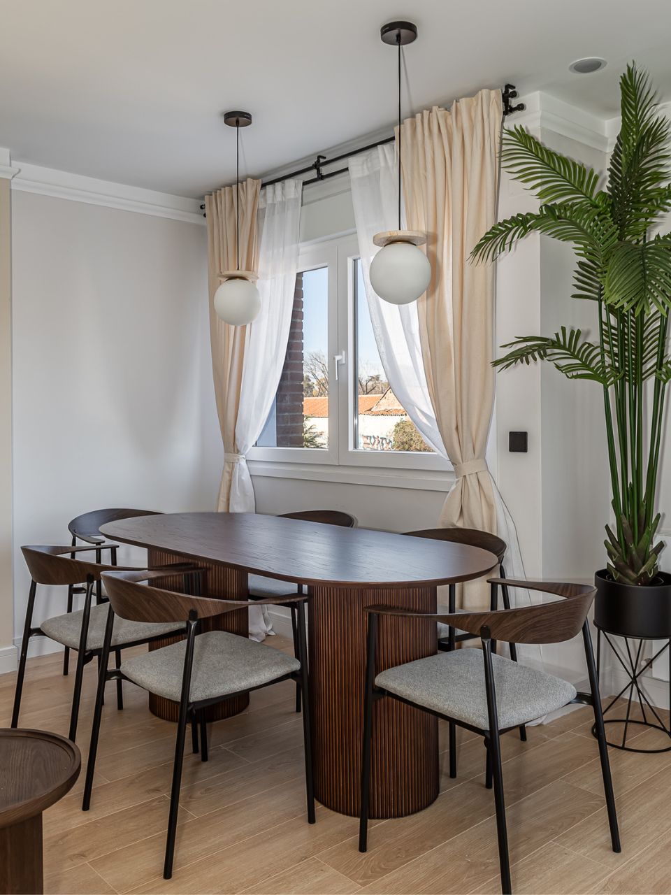 Mesa de comedor de madera acanalada.