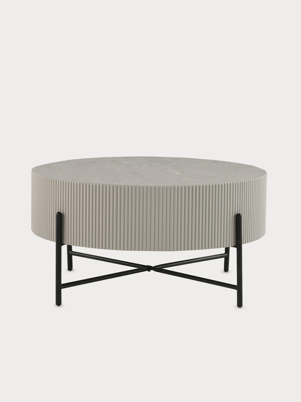 Mesa de centro redonda en acabado de mármol blanco y patas en metal en vista frontal.