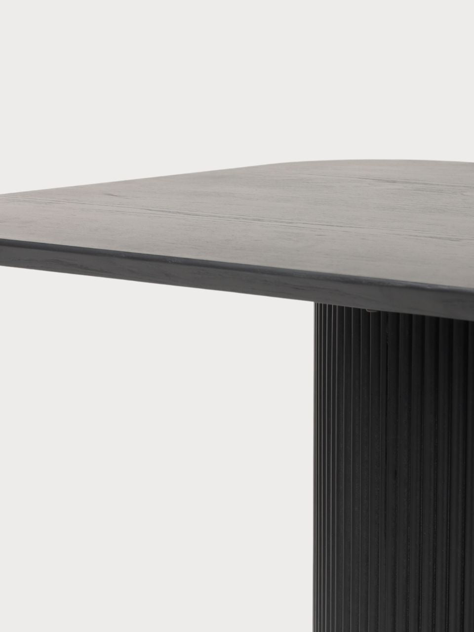 Mesa de comedor rectangular acanalada de madera