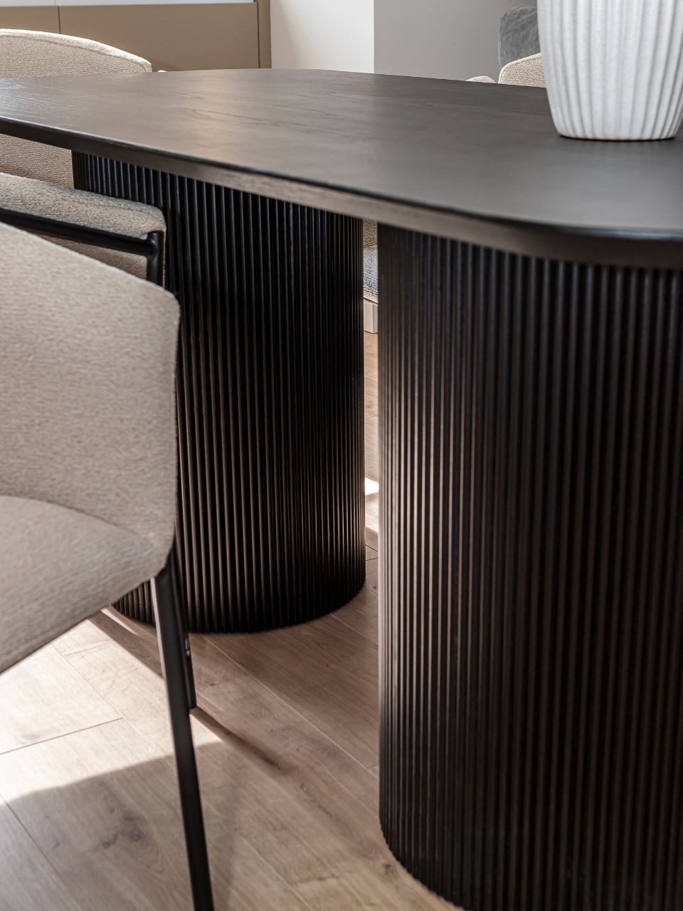 Mesa de comedor rectangular acanalada de madera.