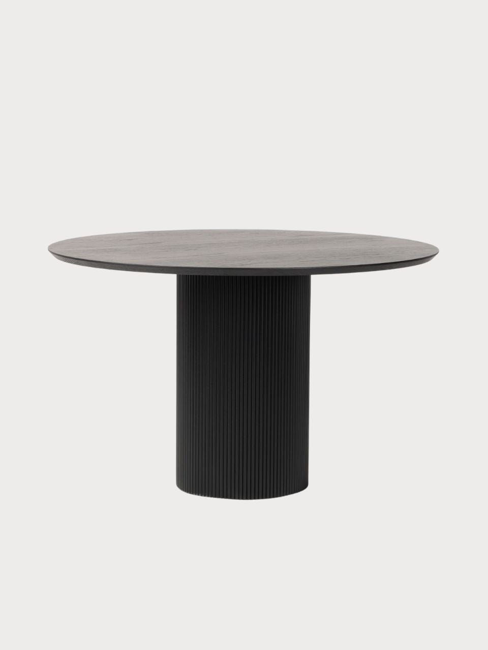 Mesa de comedor redonda de madera acanalada