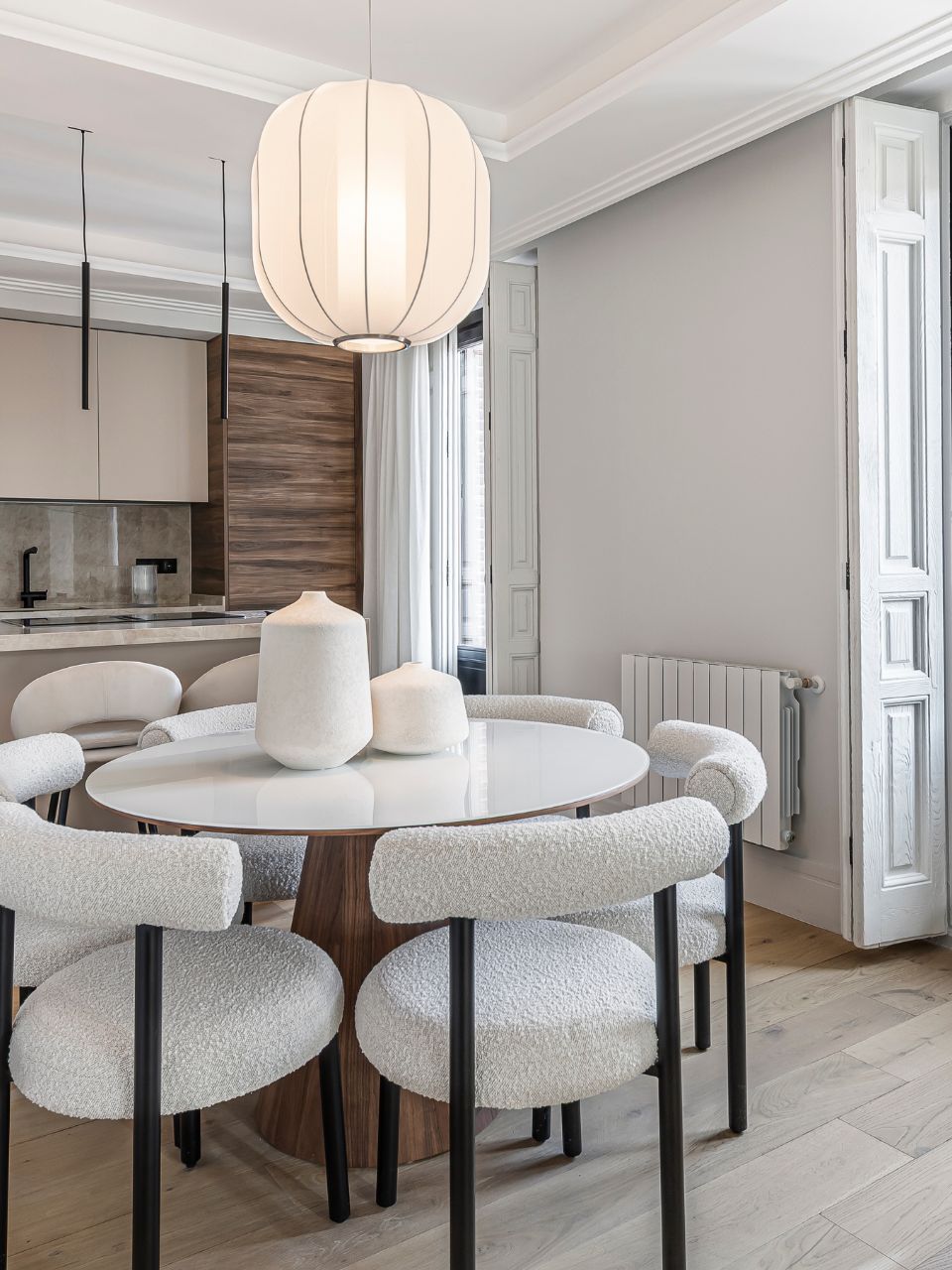 Mesa de comedor redonda de madera