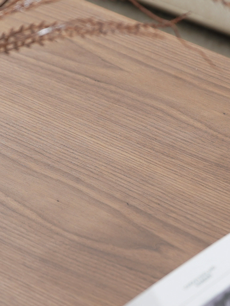 Detalle de talero de mesa de centro cuadrada en madera de nogal.