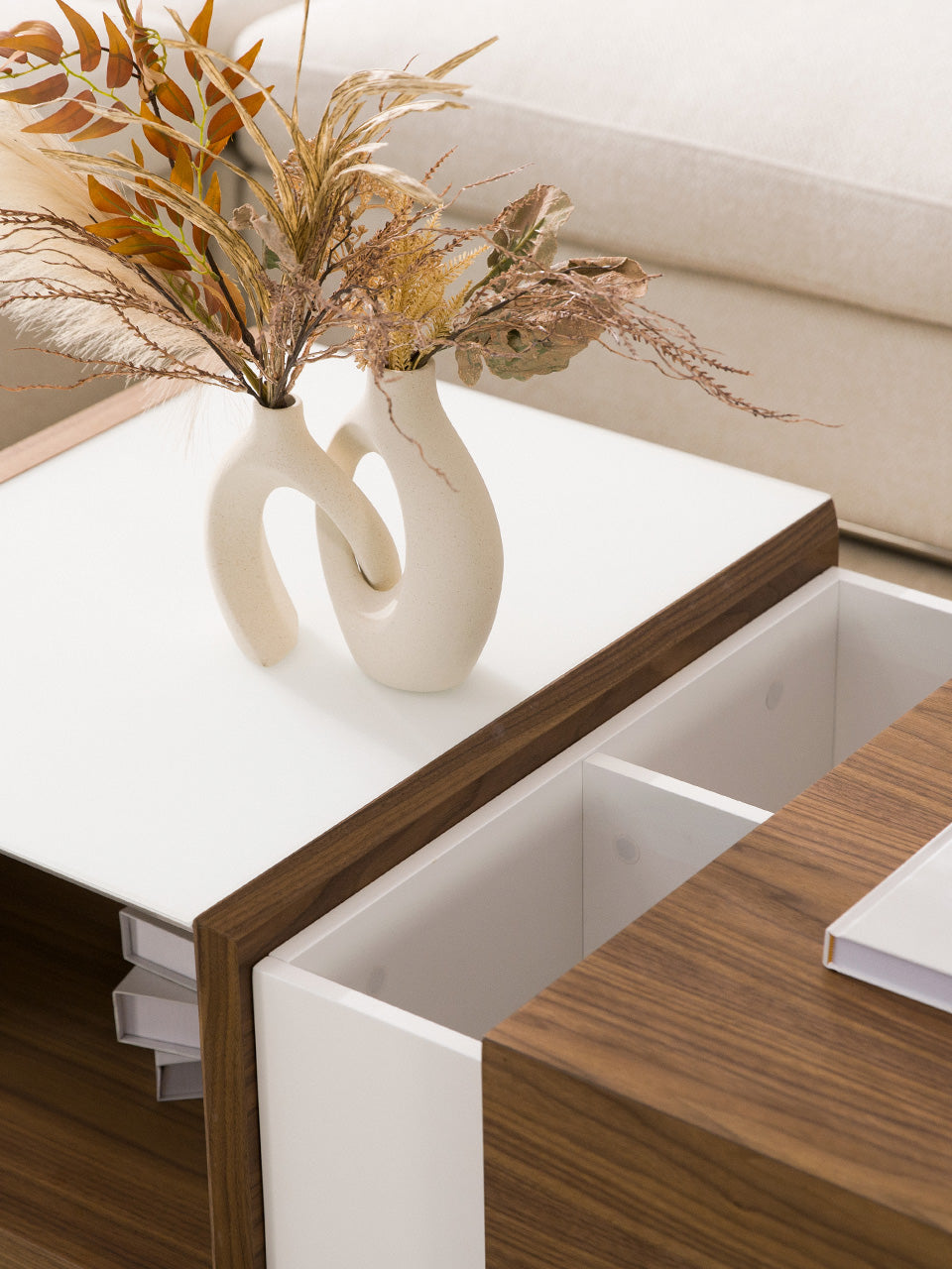 Detalle de almacenamiento de mesa de centro desplegable de madera.