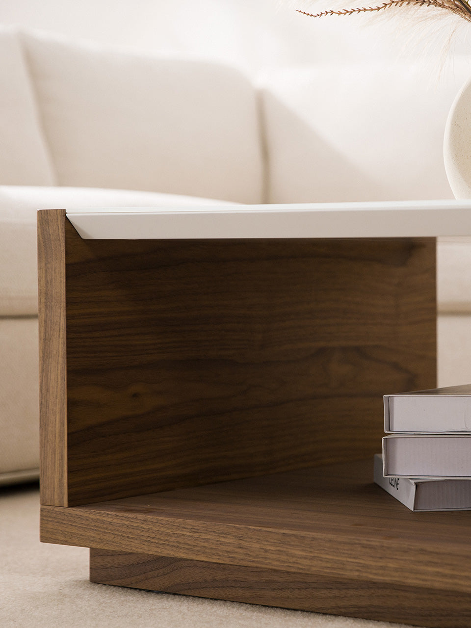 Detalle de cajón de mesa de centro desplegable de madera.
