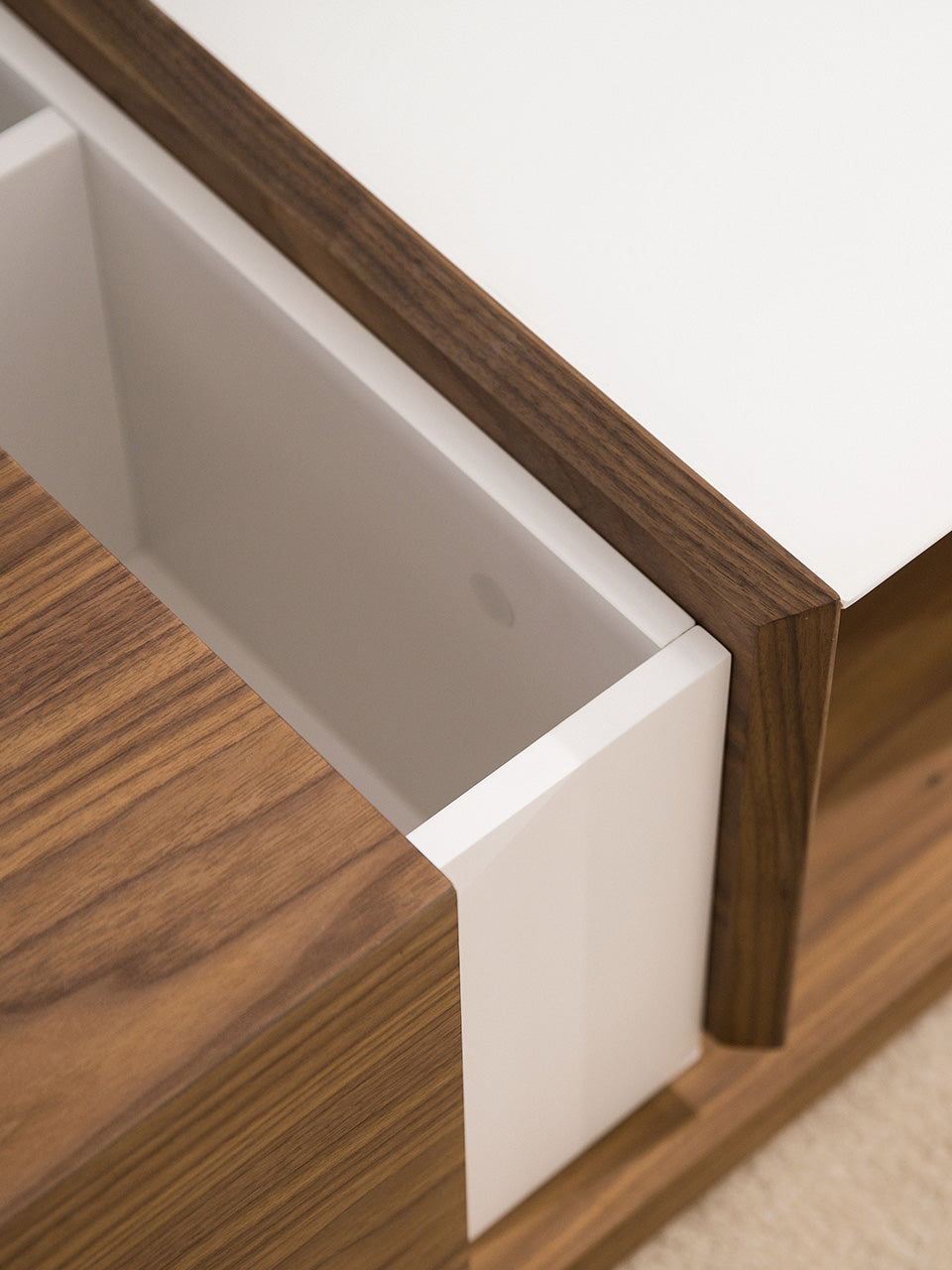 Detalle de almacenamiento blanco de mesa de centro desplegable de madera.