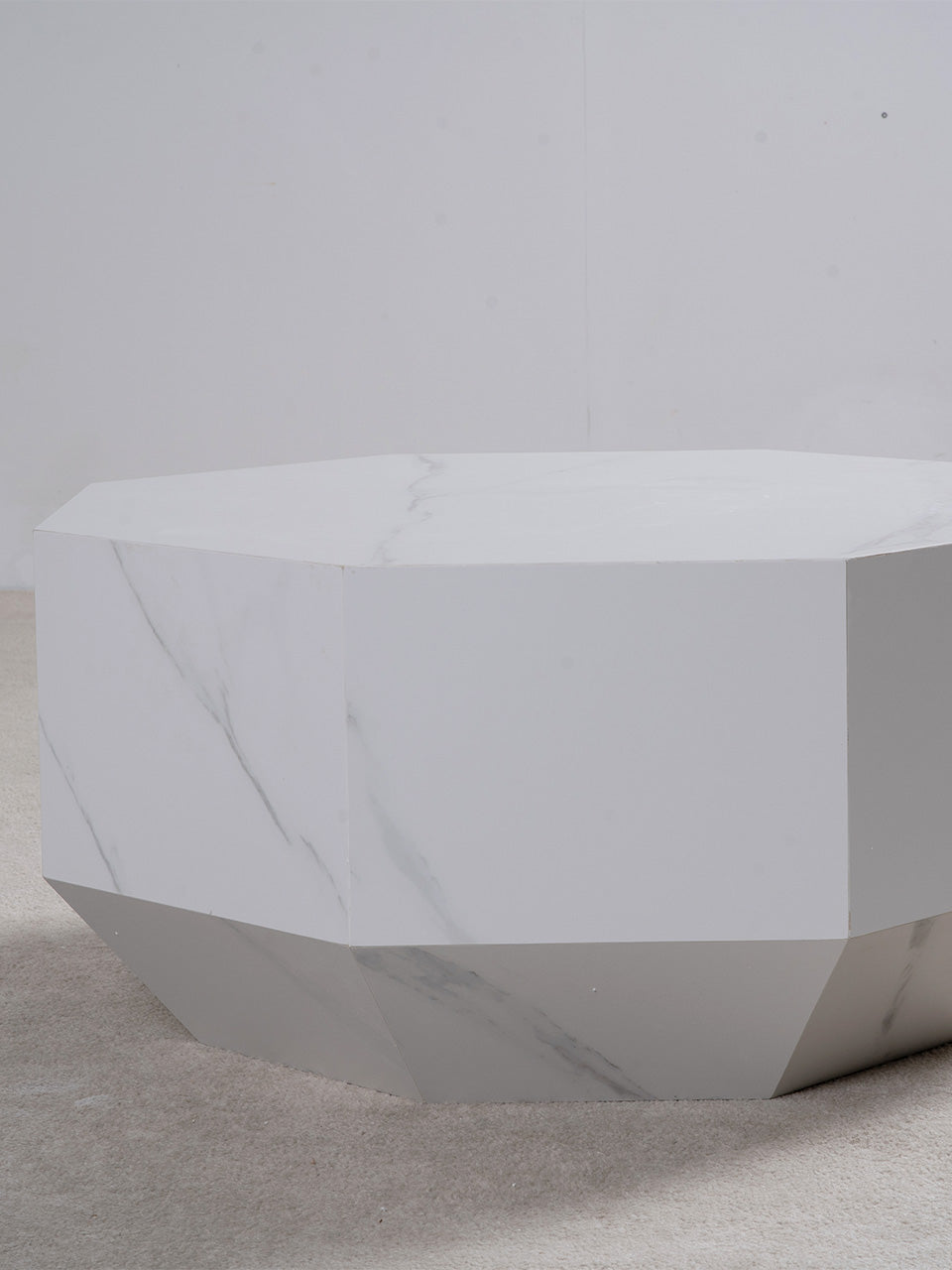 Mesa de centro de mármol en salón.