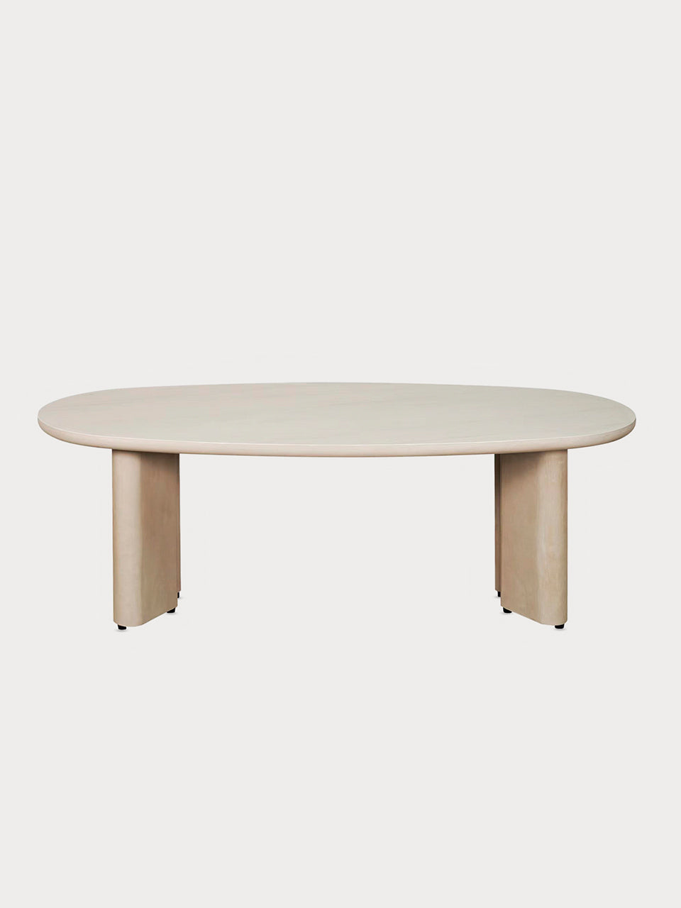 Mesa ovalada de piedra en color blanco roto en vista frontal